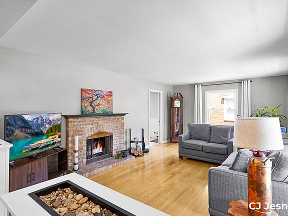4th image of 1929 Lotus Ave SE