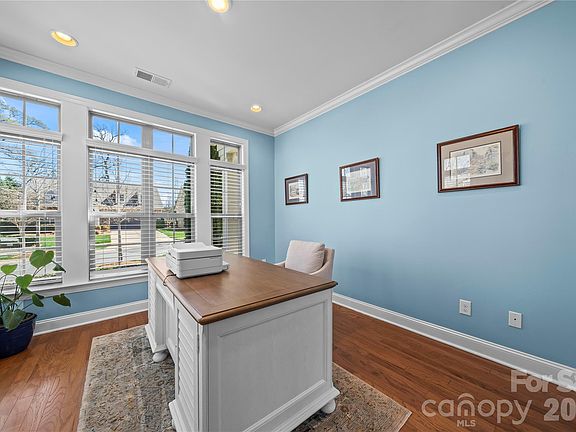 4th image of 8020 Parknoll Dr