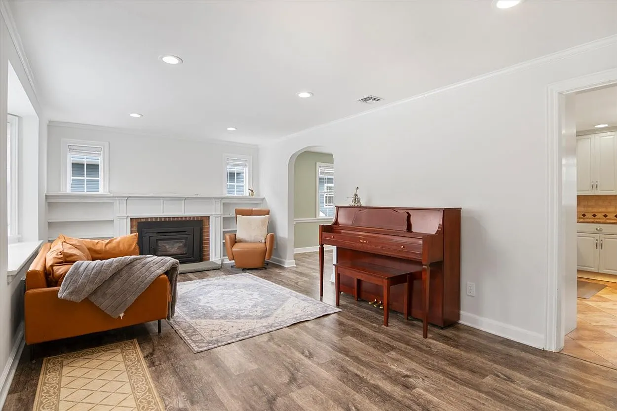 3 bed, 2000 sqft, $5,450 — Photo 3