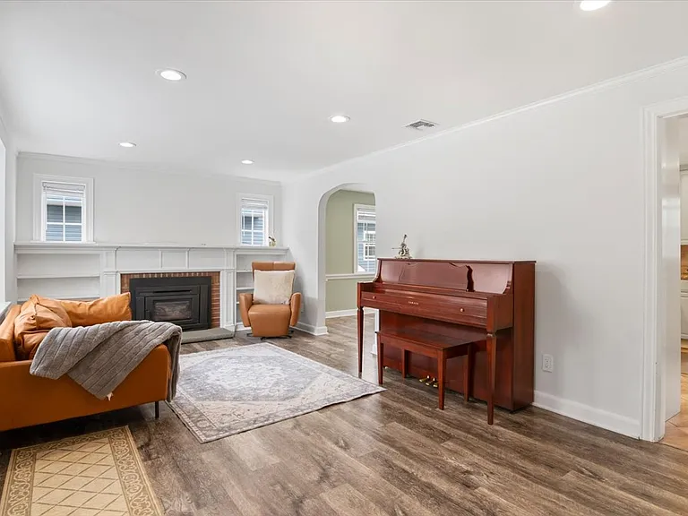 36 Amelia Ave — Photo 3