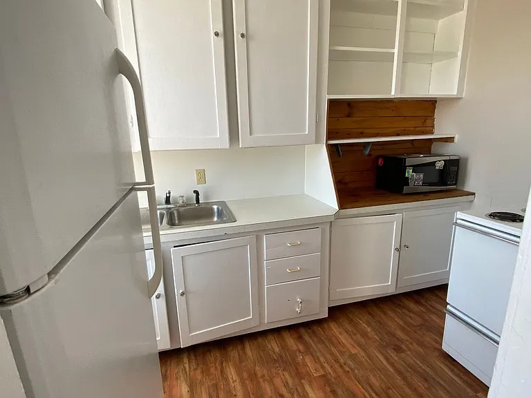 Karlton Apartments — Photo 9