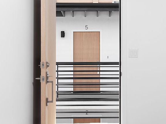3rd image of 1319 S Saint Andrews Pl APT 1