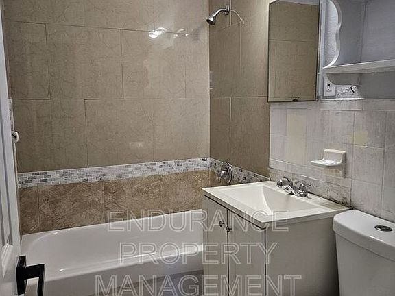 4th image of 809 W 5th St