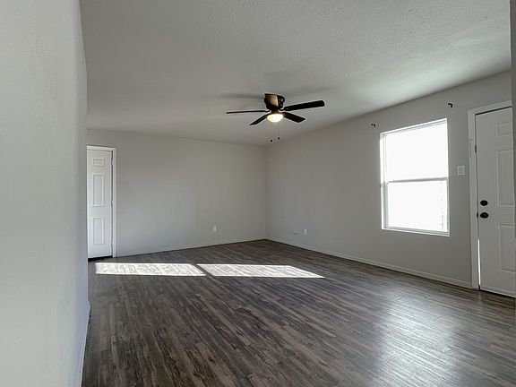 3rd image of 2105 Knoll Crest Dr