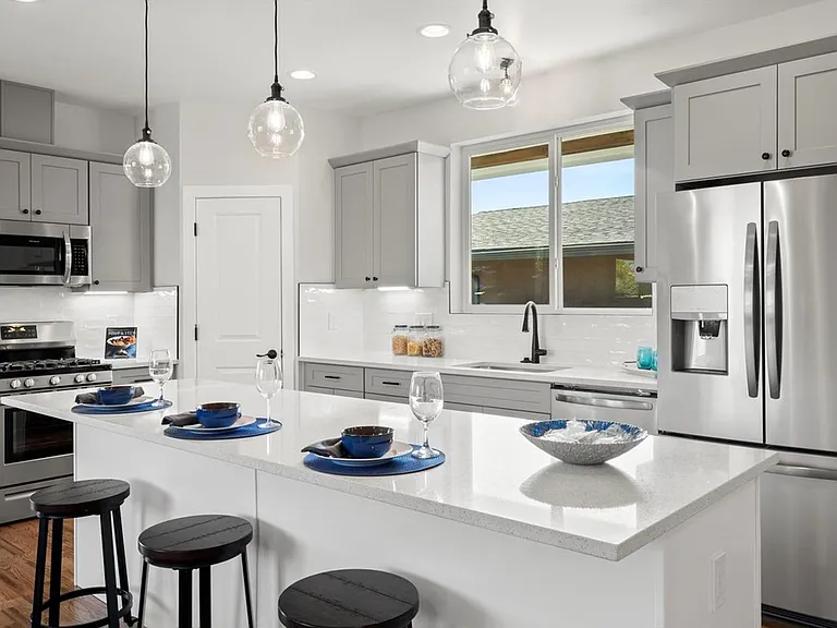 2525 W Wesley Ave — Photo 2