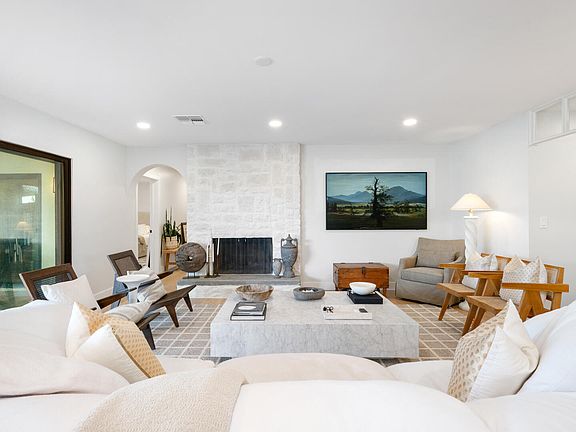 3rd image of 5802 E VOLTAIRE Avenue