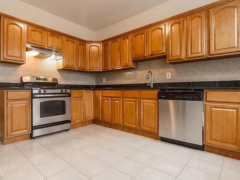 888 Summit Ave #1 — Photo 1