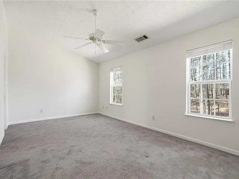 2913 Greyhawk Ln — Photo 32