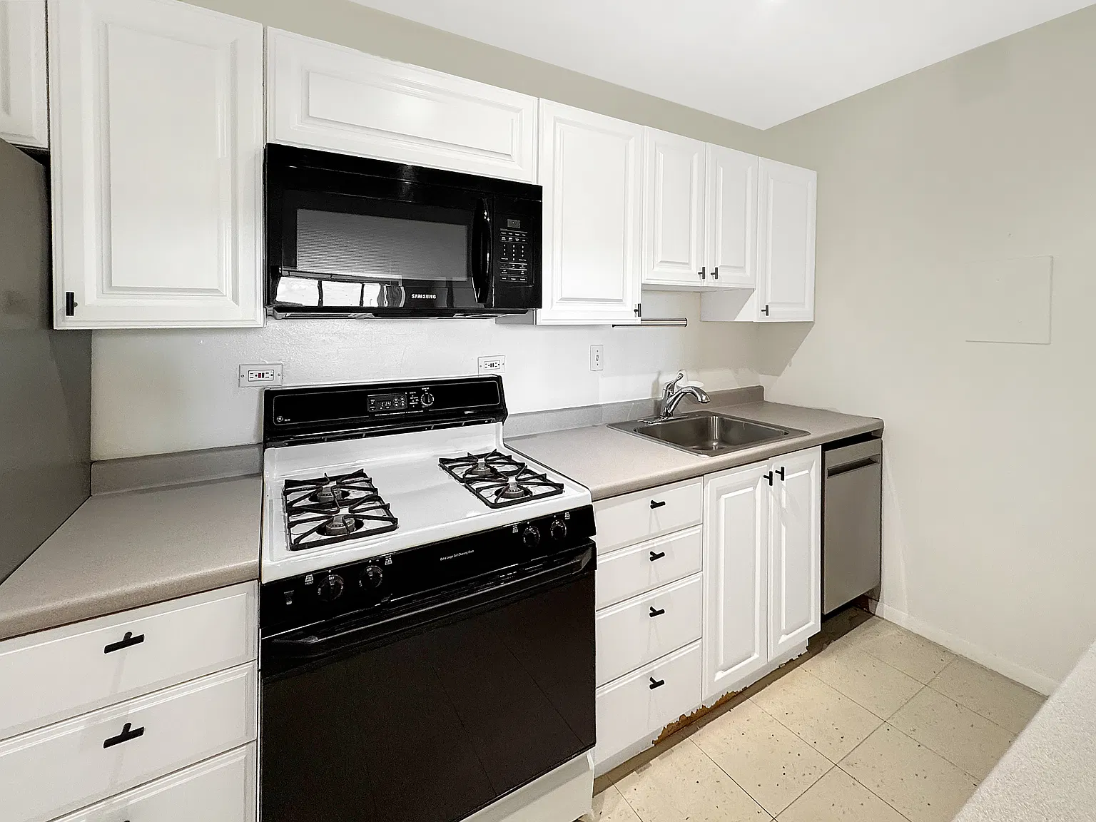 Studio, 542 sqft, $2,500 — Photo 3