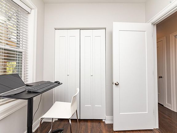 5th image of 858 N Hermitage Ave #3R