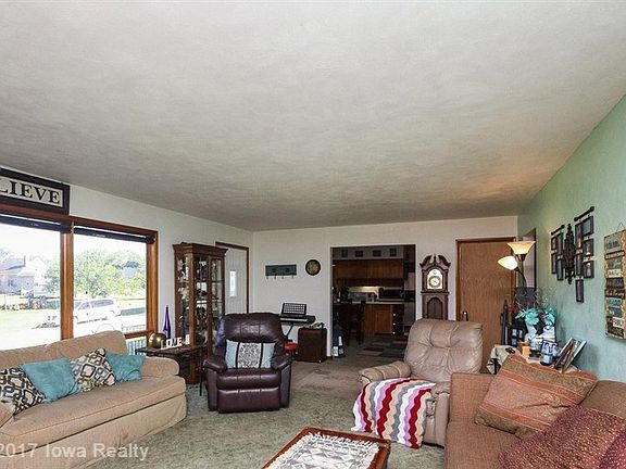 2nd image of 905 SE Idaho St