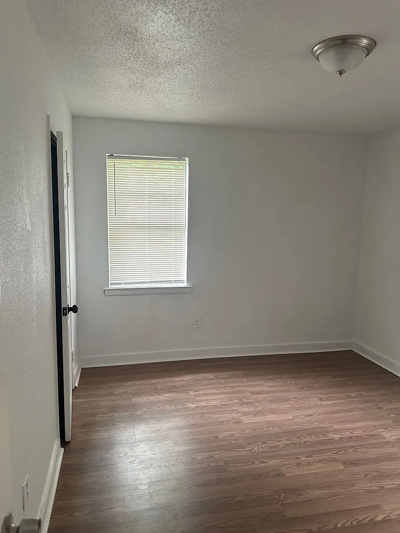 1344-1346 Hyde Pk Blvd — Photo 3
