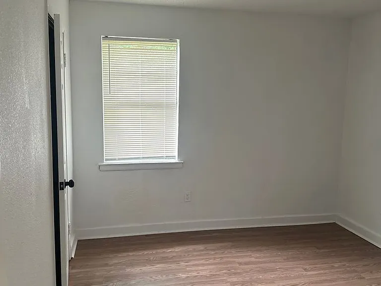 1344-1346 Hyde Pk Blvd — Photo 3