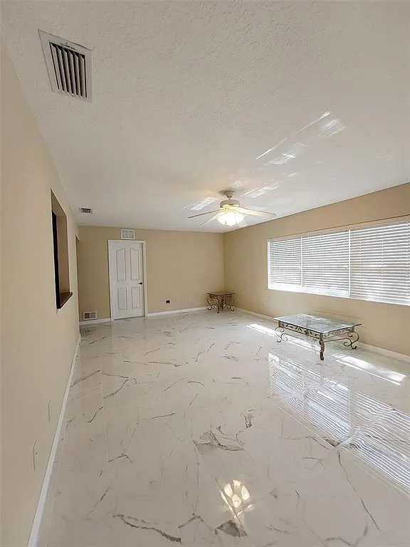 5 bed, 2.0 bath, 2367 sqft, $2,400 — Photo 2