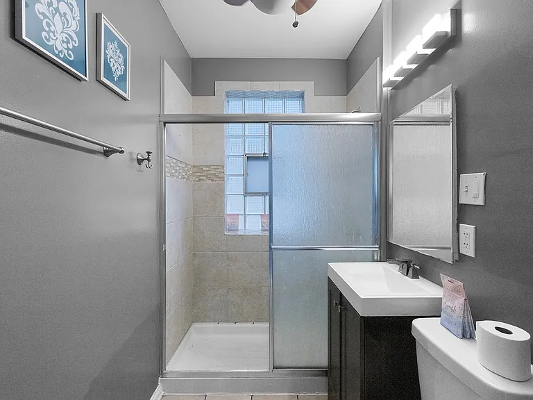 3835 N Western Ave — Photo 20
