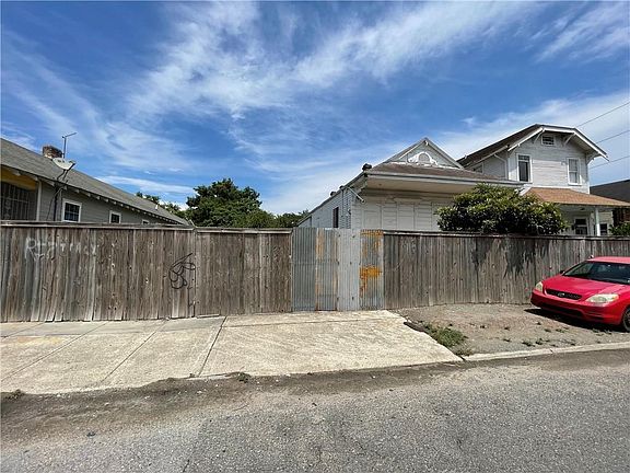 2nd image of 1823 Frenchmen St