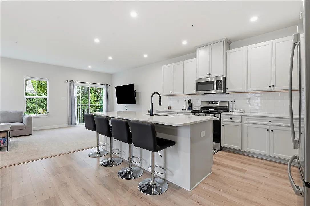 3 bed, 2.5 bath, 2360 sqft, $3,050 — Photo 4