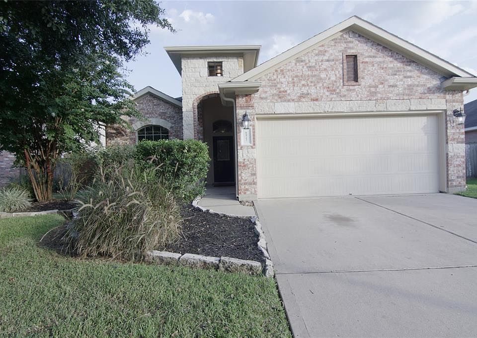 WELCOME HOME! STONE AND BRICK FACADE ADD TO THE CURB APPEAL.