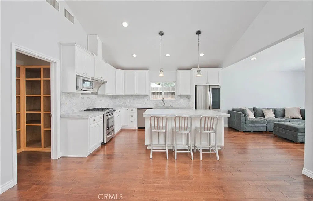 4 bed, 2264 sqft, $6,500 — Photo 3