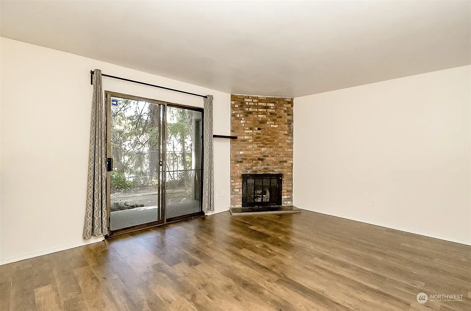 2 bed, 960 sqft, $1,900 — Photo 3