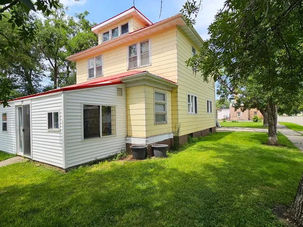 121 1st St S, Ellendale, ND 58436