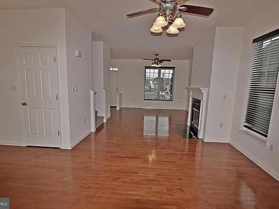 5th image of 1028 Earls Ct