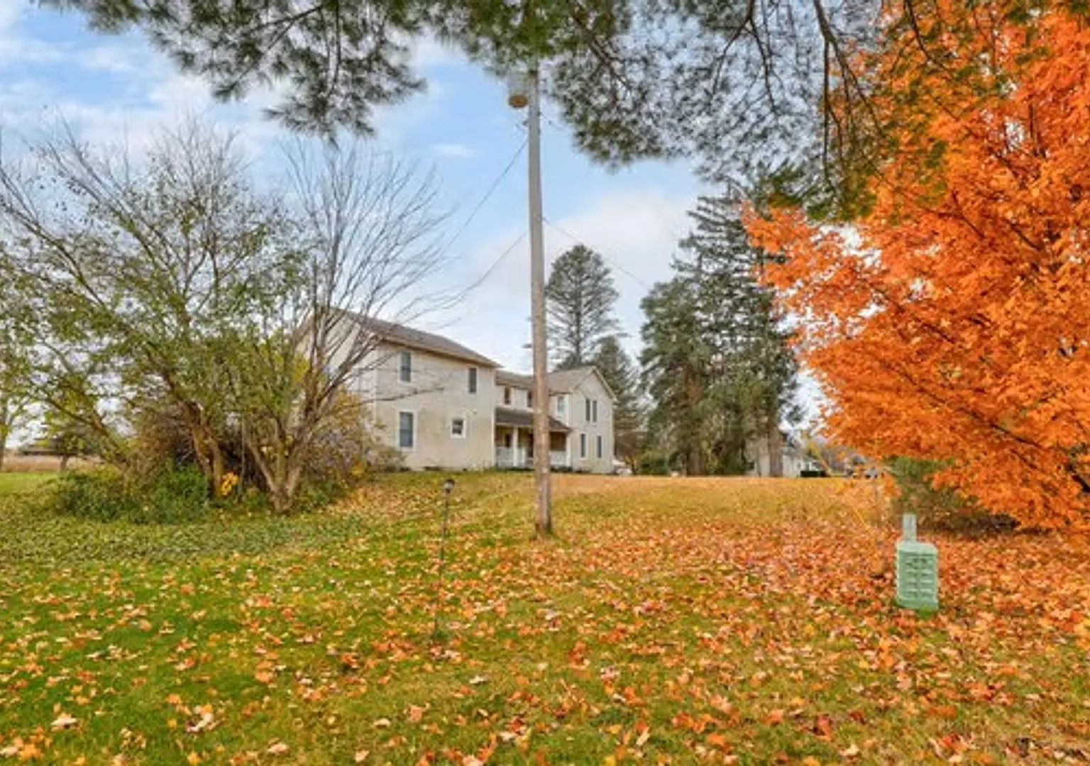 Spacious 5BR/3BA Farmhouse | In-Law Suite + 2 Kitchens | Bridgeport Twp — Photo 3