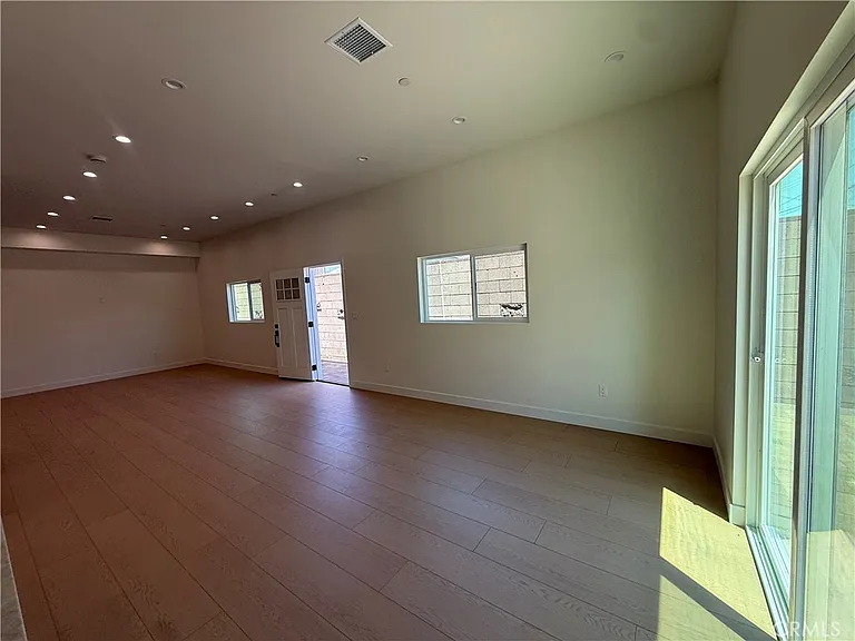 10026 Norwich Ave — Photo 5
