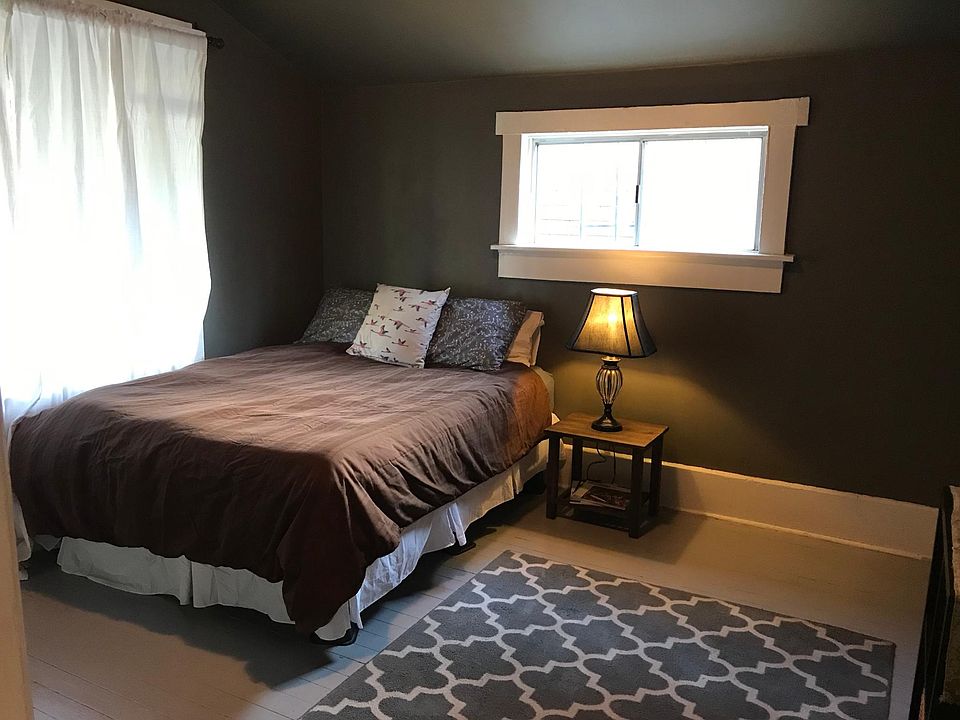 Main bedroom. Facing the shared yard. That's a queen size bed still leaving a lot more room for bureaus, cabinets and/ or a wardrobe.