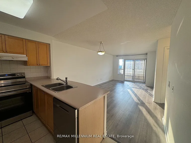25 Kingsbridge Garden Cir #423 — Photo 12