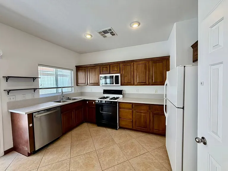 884 Blue Rosalie Pl — Photo 8