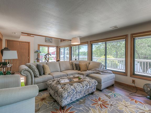 2nd image of 810 Lake Forest