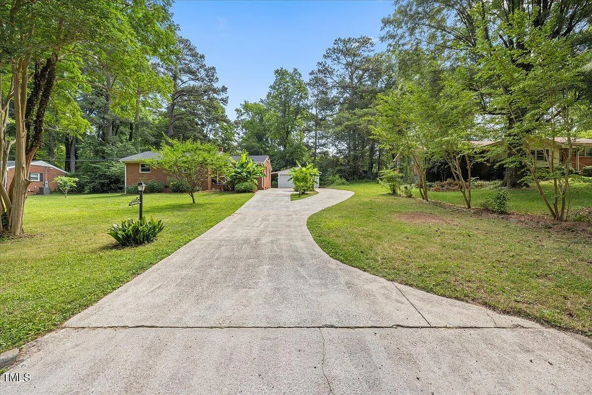3 bed, 1.5 bath, 1227 sqft, $1,995 — Photo 2