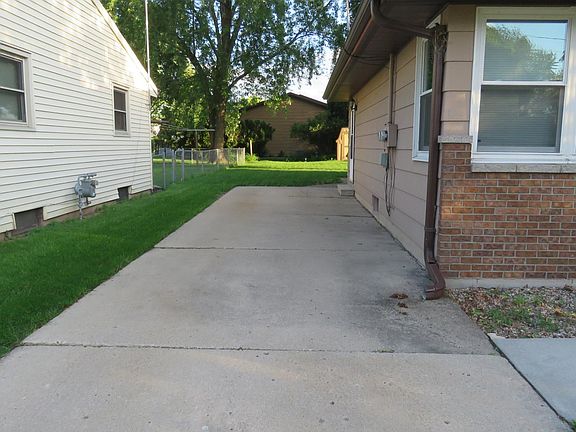 OFF STREET PARKING/SIDE DRIVEWAY