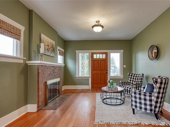 3rd image of 202 E Evergreen St