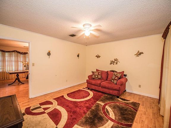 4th image of 130 Carolyn Dr