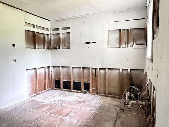 3rd image of 51 Lilac St