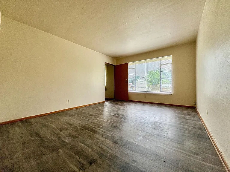 2530 Pleasant St #3 — Photo 2