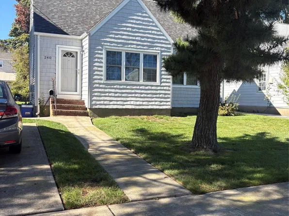 240 Roosevelt Avenue, Freeport, NY 11520
