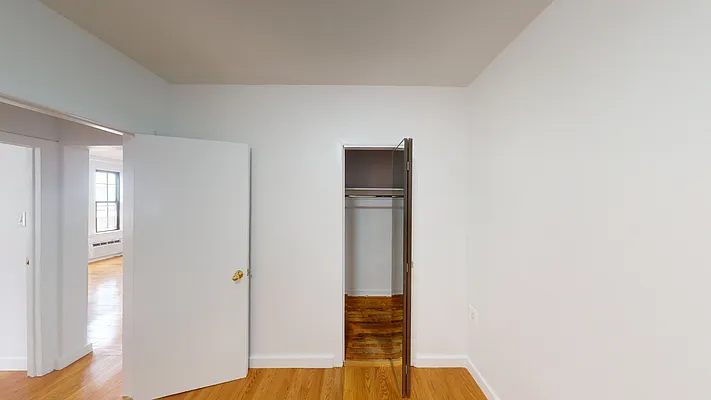 Sold by Thomas Lipovetsky, LREB | media 44