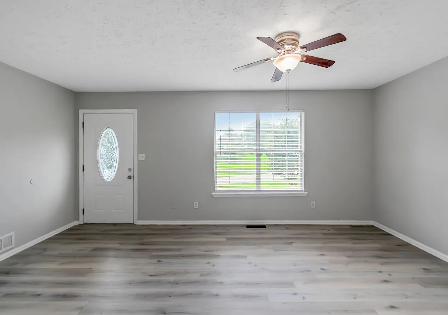 Lovely 3 Bed Room With 2 Baths, Gated Home — Photo 3