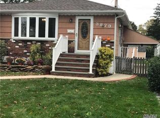 3879 South St, Seaford, NY 11783