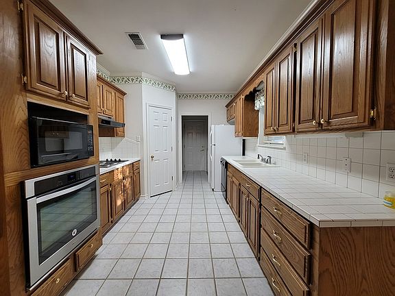 2nd image of 209 Oakview Dr