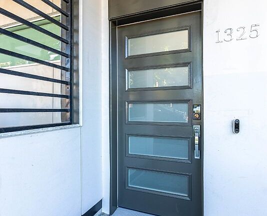 4th image of 1325 E Jefferson St