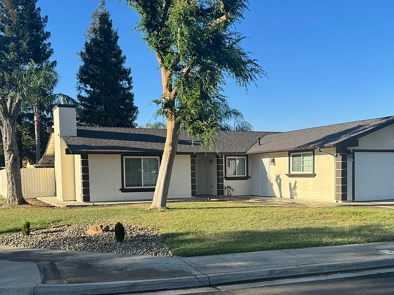 1607 Ashlan Ave — Photo 2