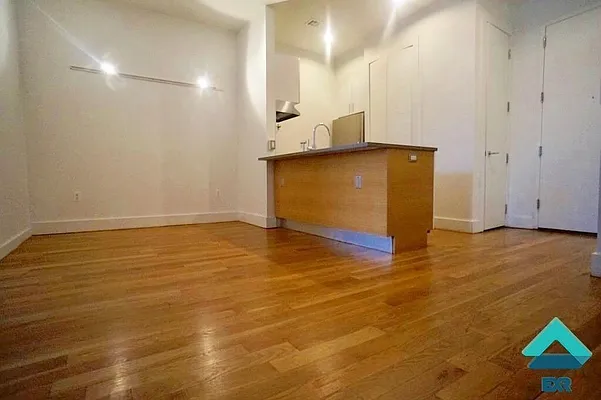 Rented by EXR | media 12