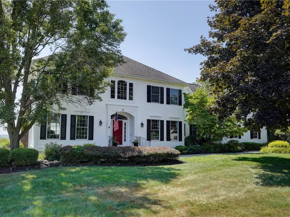 17 Country Meadow Dr, Honeoye Falls, NY 14472
