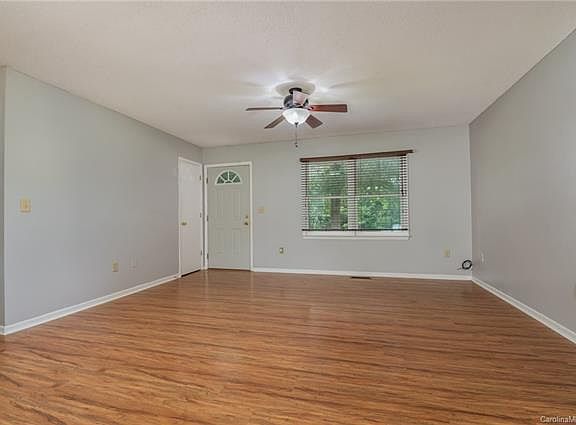 5th image of 217 Stoneybrook Dr