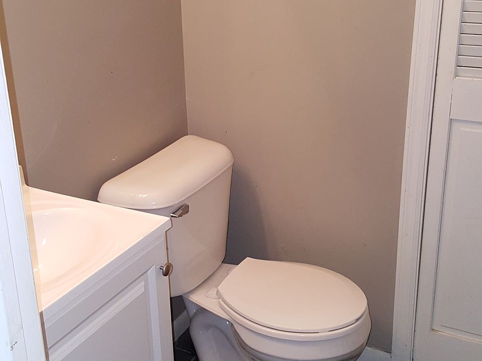 Main level 1/2 bath