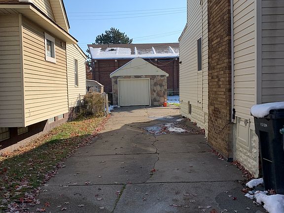 Long Drive & 1.5 Garage